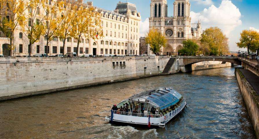 Discovering Paris with a cruise on the Seine