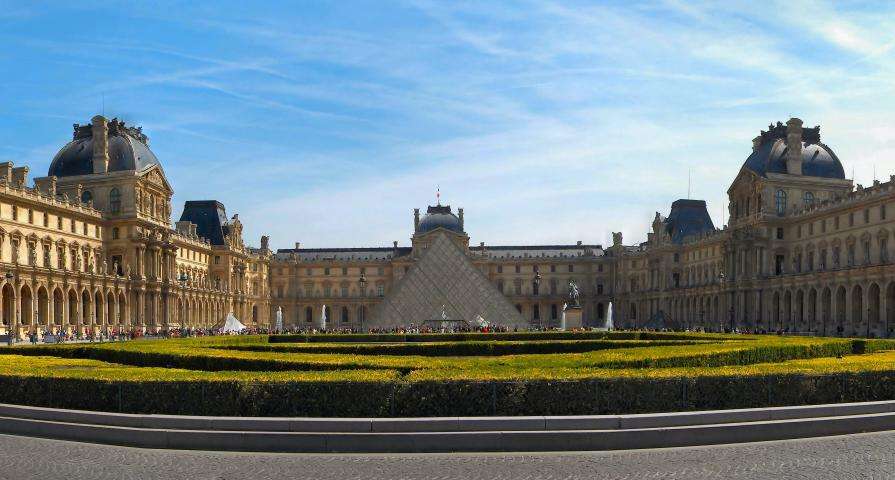 Come to Paris and discover the wonders of the Louvre Museum!